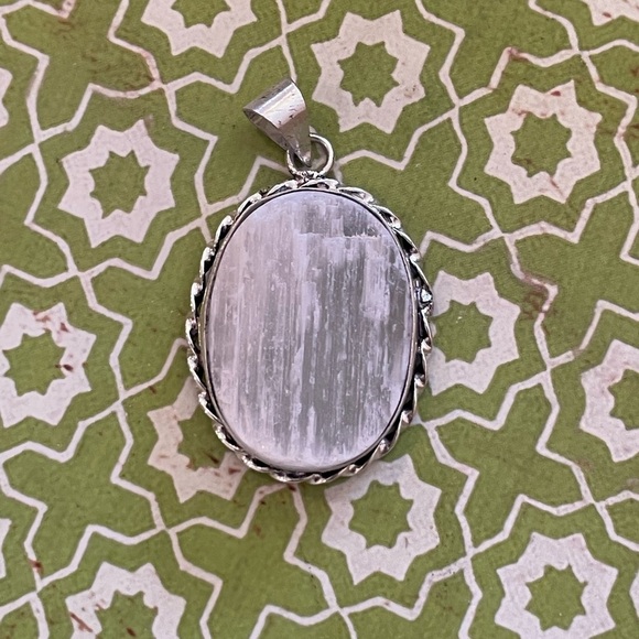 Rough Selenite Oval Pendant Vintage Style 925 Silver Plated Crystal Necklace - Picture 4 of 7
